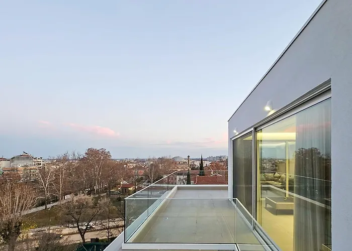 The Skyline Retreat Apartment